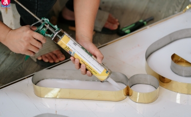 Keo dán chữ nổi là gì? Hướng dẫn thi công keo dán chữ nổi quảng cáo mặt Alu từ A–Z chuẩn kỹ thuật